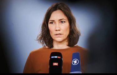 Menteri Urusan Keluarga, Warga Senior, Perempuan, dan Pemuda Jerman Anne Spiegel saat memberikan keterangan kepada wartawan di Berlin, Minggu (10/4/2022). Pada Senin (11/4/), Spiegel resmi mengundurkan diri dari kabinet Olaf Scholz. 