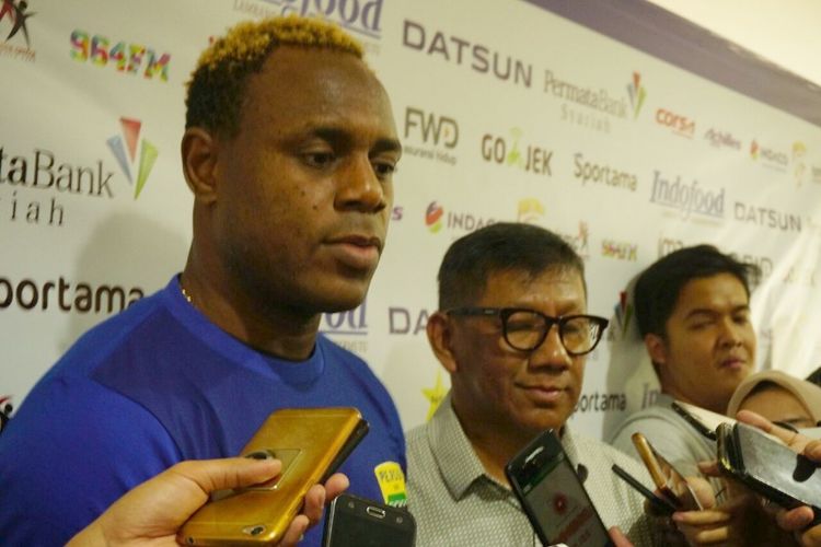 Victor Igbonefo, saat diperkenalkan menjadi pemain baru Persib Bandung di Graha Persib, Jalan Sulanjana, Jumat (5/1/2018).