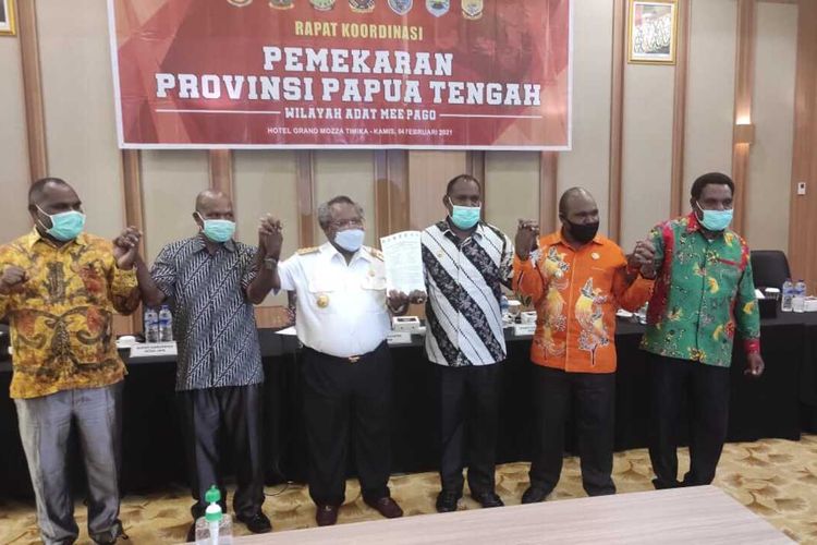 Bupati Mimika Eltinus Omaleng dan sejumlah bupati dan wakil bupati di wilayah Meepago foto bersama usai pertemuan bahas pemekaran Provinsi Papua Tengah, Kamis (4/2/2021).