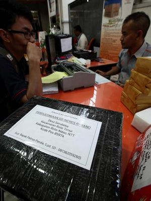 Petugas Kantor Pos Besar Kota Bandung, Jawa Barat, melayani warga yang mengirimkan buku ke sejumlah tujuan di Indonesia dengan gratis, Senin (17/7). PT Pos memberikan pelayanan pengiriman gratis buku ke seluruh penjuru Indonesia setiap tanggal 17 guna mendukung gerakan literasi hingga daerah terpencil. *** Local Caption *** Pengiriman Buku Gratis - Petugas Kantor Pos Besar Kota Bandung, Jawa Barat, melayani warga yang mengirimkan buku ke sejumlah tujuan di Indonesia dengan gratis, Senin (17/7). PT Pos berikan pelayanan pengiriman gratis buku ke seluruh penjuru Indonesia setiap tanggal 17 untuk mendukung pemerataan serta menumbuhkan kembali semangat membaca dan gerakan literasi ke seluruh Indonesia.