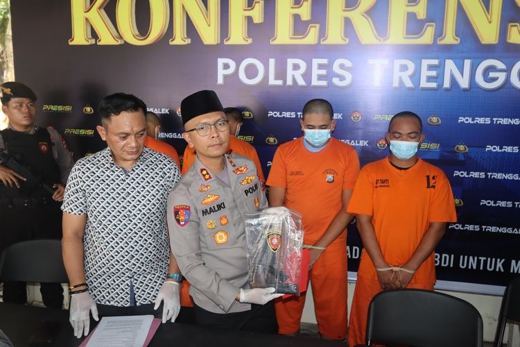 Kapolres Trenggalek AKBP Ridwan Maliki menunjukkan barang bukti berupa senjata api rakitan dari dua orang tersangka, Jumat (07/11/2025).