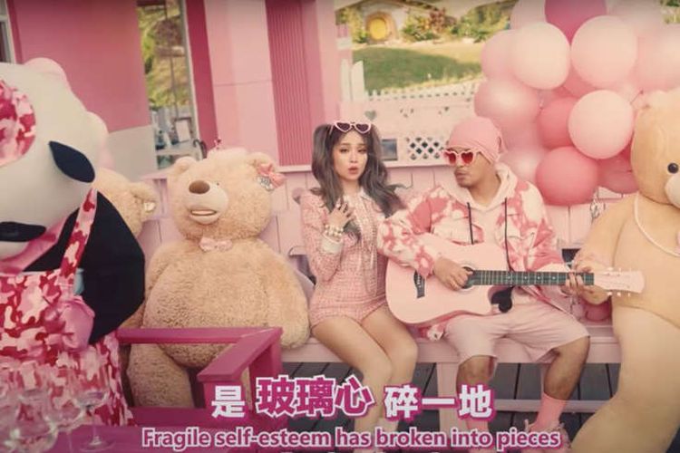 Kehebohan terbaru menyusul perilisan Fragile (Rapuh), sebuah lagu berbahasa Mandarin yang menampilkan penyanyi China-Australia Kimberley Chen. 