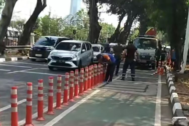 Stick cone atau tiang pembatas jalur sepeda dicopot oleh petugas Dishub DKI Jakarta. Stick cone yang dicopot itu berlokasi di Jalan Glora I Senayan, Tanah Abang, Jakarta Pusat.