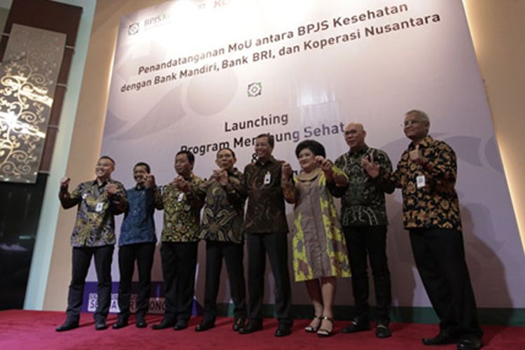BPJS Kesehatan menandatangani MoU dengan tiga institusi untuk menciptakan terobosan solusi kemudahan pembayaran iuran JKN-KIS untuk masyarakat di kantor pusat BPJS Kesehatan, Jakarta, Senin (18/12/2017).