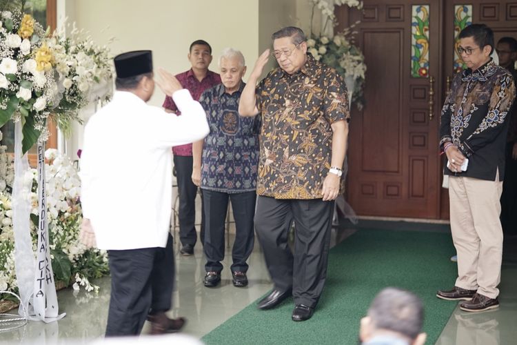 Calon presiden nomor urut 02 Prabowo Subianto tiba di kediaman Presiden keenam RI Susilo Bambang Yudhoyono (SBY), Puri Cikeas, Bogor, Jawa Barat, Senin (3/6/2019).  Kedatangan Prabowo tersebut bertujuan untuk menyampaikan belasungkawa atas wafatnya Kristiani Herrawati atau Ani Yudhoyono.