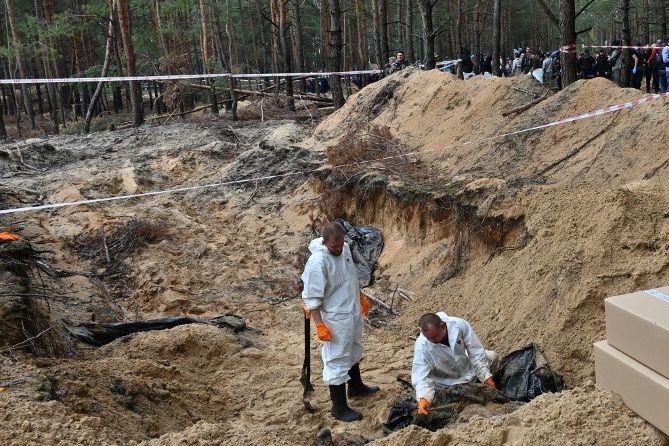 Ukraina Temukan 450 Mayat di Kuburan Massal di Izyum, Rusia: Itu Bohong