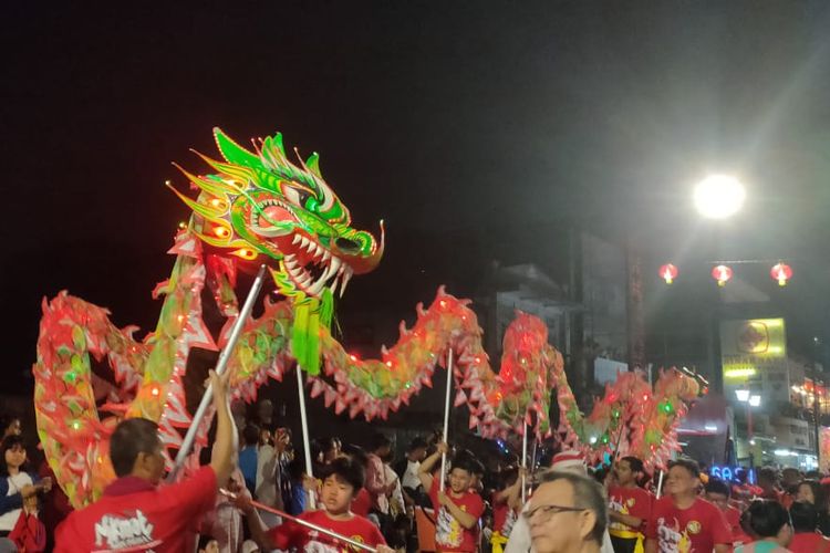 Pertunjukkan Liong di Bogor Street Festival Cap Go Meh 2020, Sabtu (8/2/2020) malam.