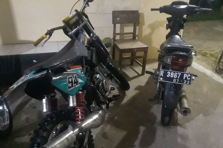 Dua pelaku pencurian sepeda motor di Purbalingga, Jawa Tengah digrebek warga setelah korban mengunggah foto motor yg hilang di Facebook, Kamis (20/1/2022).