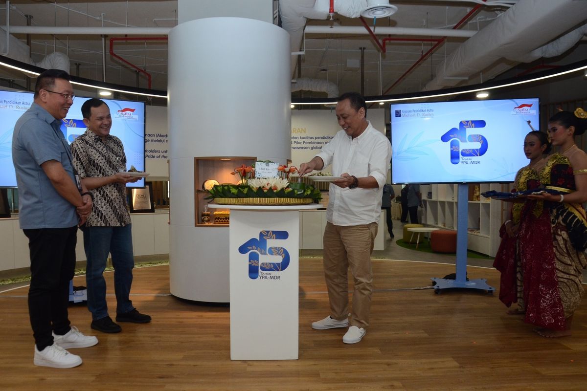 perayaan HUT ke-15 YPA-MDR, Kamis (11/1/2024). Dari kiri: Ketua Pengurus YPA-MDR Gunawan Salim, Chief of Corporate Affairs Astra  Riza Deliansyah, dan Direktur Astra Santosa.
