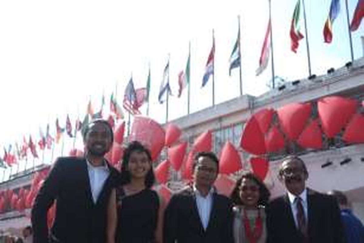 Tim film On the Origin of Fear berfoto di depan Palazzo Del Cinama, tempat penyelenggaraan Festival Film Venice 2016. Tampak bendera Merah Putih berkibar di atas gedung megah tersebut.