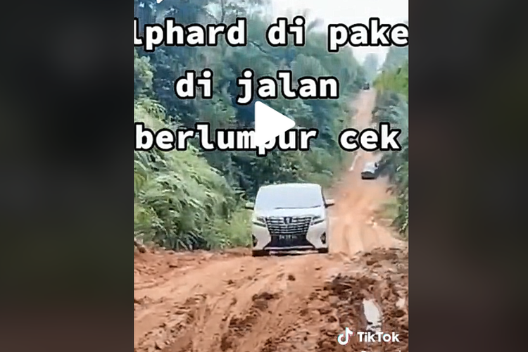 Alphard dibawa ke jalanan berlumpur