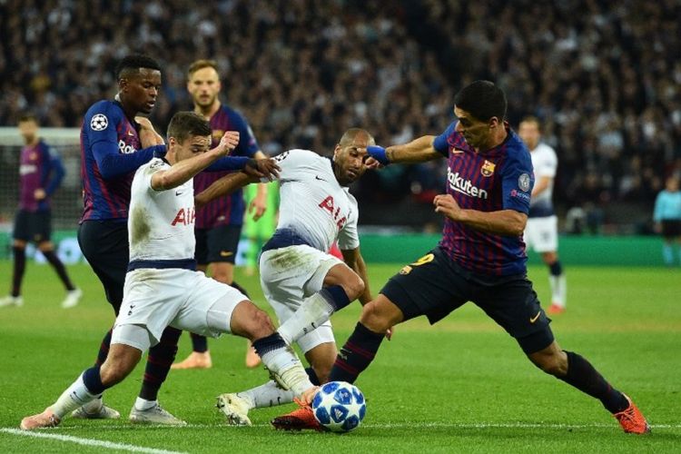 Harry Winks dan Lucas Moura mencoba menahan laju Luis Suarez pada pertandingan Tottenham Hotspur vs Barcelona dalam lanjutan Liga Champions di Stadion Wembley, 3 Oktober 2018. 