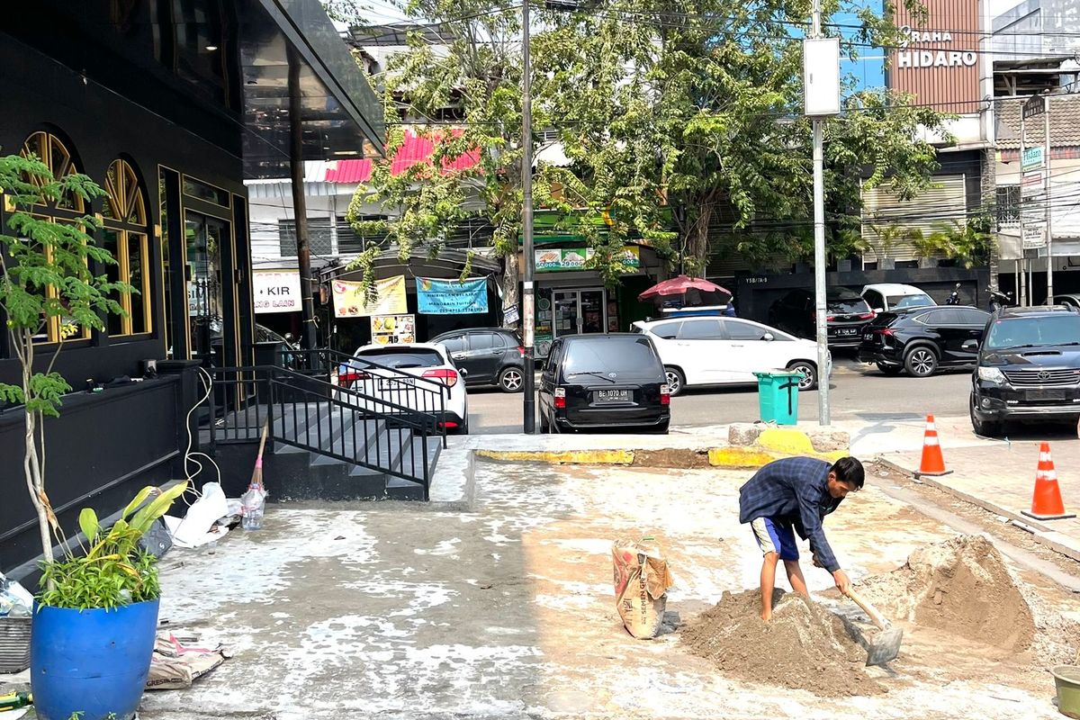 Ruko Captain Barbershop di Jalan Niaga, Blok Z8 Utara Nomor 1, RT 011/RW 03, Pluit, Penjaringan, Jakarta Utara akhirnya memutuskan untuk membongkar beton dengan sendirinya. 