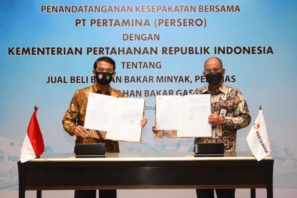  Direktur Logistik & Infrastruktur PT Pertamina (Persero) Mulyono bersama Direktur Jenderal Kekuatan Pertahanan (Dirjen Kuathan) Kemhan Marsda TNI N. Ponang Djawoto berfoto bersama menunjukan berkas penandatanganan kesepekatan bersama antara PT Pertamina (Persero) Dengan Kementrian Pertahanan Republik Indonesia tentang jual beli bahan bakar minyak, pelumas dan bahan bakar gas yg berlangsung di Ruang Exlounge, Kantor Pusat Pertamina. Jumat (26/02/2021). 