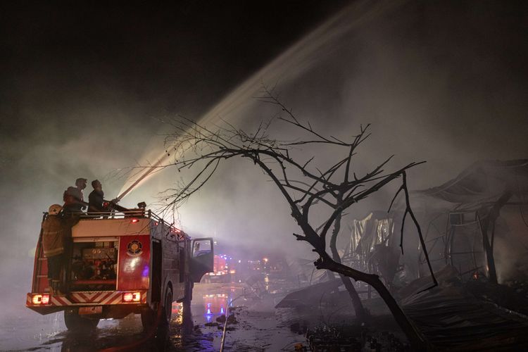 Petugas pemadam kebakaran berupaya memadamkan api yang membakar kompleks Relokasi Pasar Johar di Semarang, Jawa Tengah, Rabu (2/2/2022). Belum diketahui penyebab serta kerugian akibat terbakarnya area Blok F dan Blok E di kompleks relokasi pasar tradisional tersebut. Hingga Rabu pukul 21.15 WIB, belasan mobil pemadam kebakaran dibantu mobil meriam air kepolisian beserta personel TNI-Polri dan BPBD Kota Semarang masih berupaya memadamkan kobaran api.