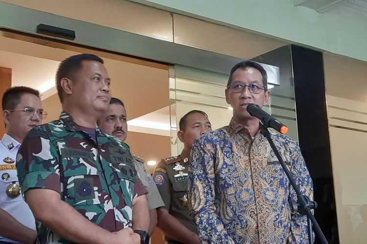 Penjabat Gubernur DKI Jakarta Heru Budi Hartono (baju batik) membahas pencegahan tawuran saat menemui Panglima Kodam Jaya Mayor Jenderal Untung Budiharto, Senin (24/10/2022) sore.