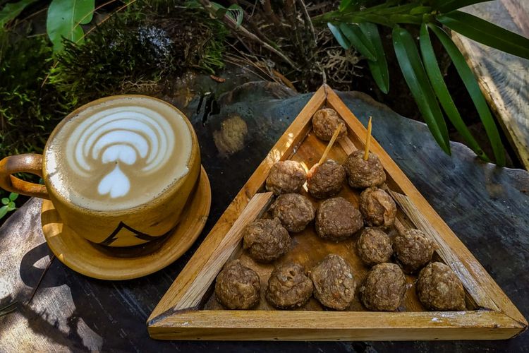 Kopi dan makanan pendamping di Shelter Galunggung, Tasikmalaya, Jawa Barat.