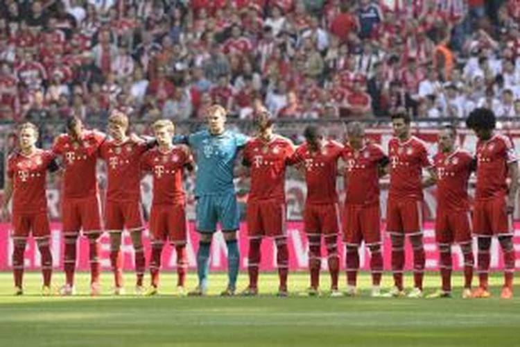 Pemain-pemain Bayern Muenchen mengheningkan cipta sebelum pertandingan Bundesliga melawan Werder Bremen, di Allianz Arena, Sabtu (26/4/2014). Mereka mengheningkan cipta untuk menghormati mantan pelatih Barcelona, Tito Vilanova, yang meninggal dunia akibat kanker dalam usia 45 tahun, di Barcelona, Jumat (25/4/2014).