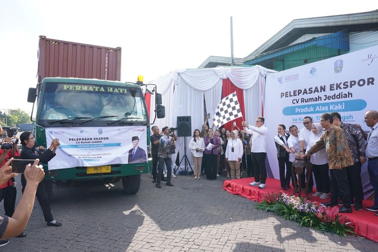 Menteri Perdagangan (Mendag) Budi Santoso (Busan) dalam pelepasan ekspor perdana 8.872 pasang produk alas kaki senilai 38.000 dollar AS ke Kuwait, Selasa (3/6/2025).