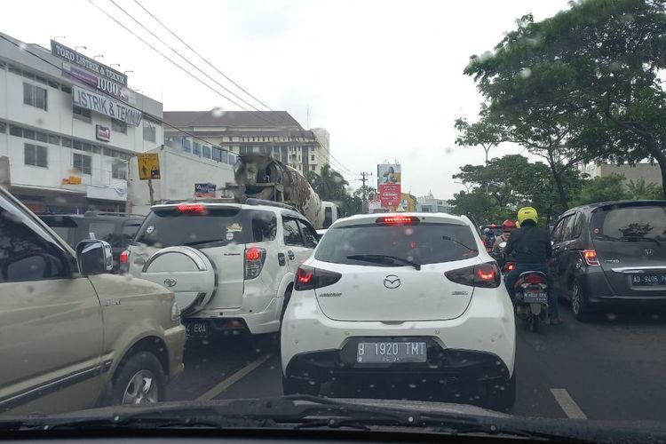 Kondisi lalu lintas saat penerapan ganjil genap di Jalan Margonda Raya, Depok, Sabtu (4/12/2021).