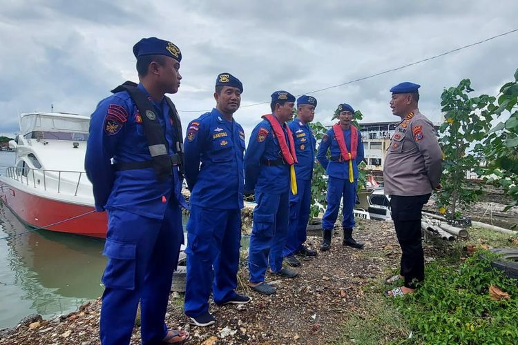 Polisi saat Hendak melakukan pencarian KLM Putri Kuning yang Tenggelam di Perairan Gili Genting Sumenep, Rabu (19/7/2023). 