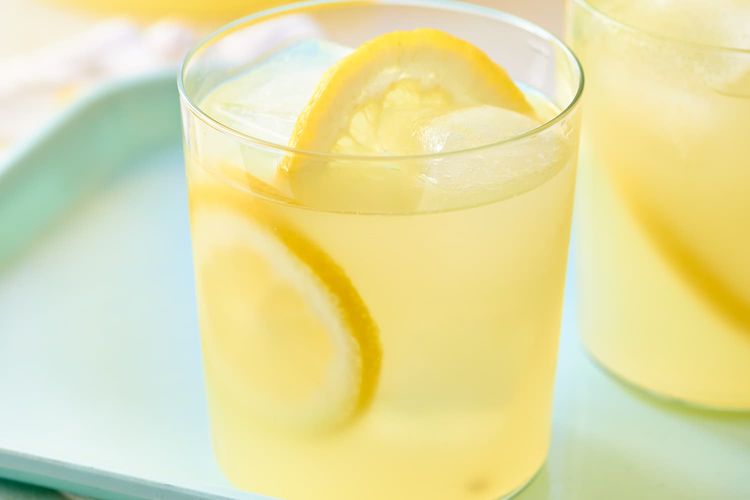 Ilustrasi es lemon atau lemonade. 