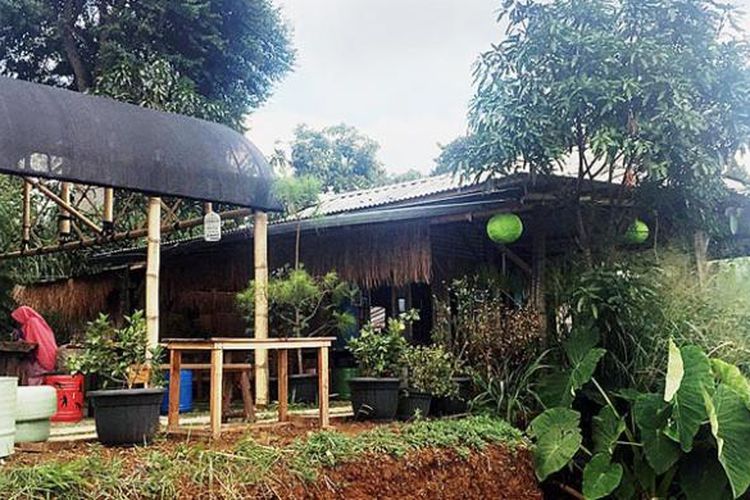 Pengunjung menikmati sajian di Kedai Warung Langit di Desa Ciburial, Kecamatan Cimeyan, Kabupaten Bandung, Jawa Barat, Minggu (15/1/2017).