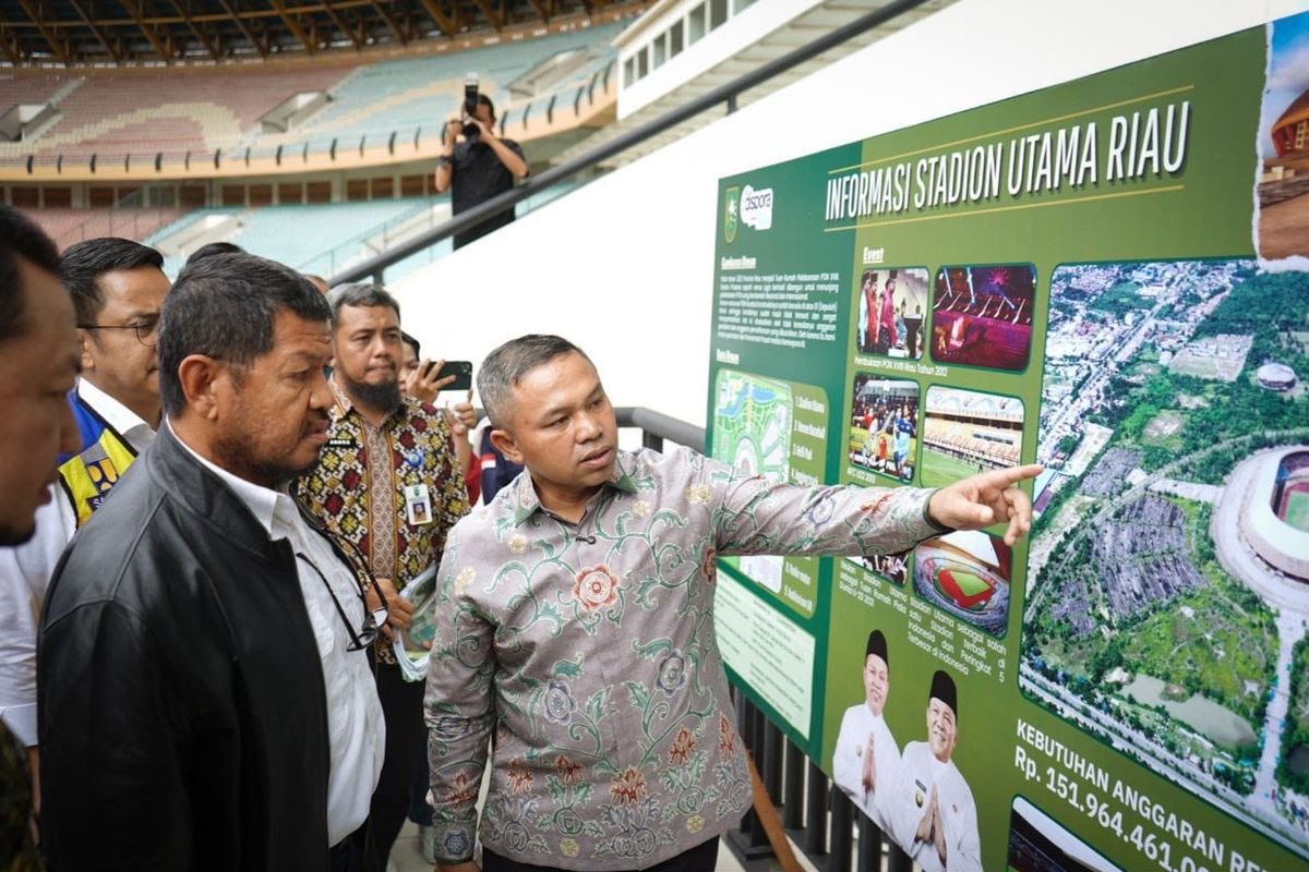 Gubernur Riau (Gubri) Abdul Wahid dalam kunjungan kerja bersama Wakil Ketua Komisi V DPR RI Roberth Rouw dan anggota Komisi V DPR RI Syahrul Aidi Maazat ke Stadion Utama Riau di Jalan Naga Sakti, Pekanbaru, Kamis (19/6/2025).