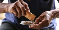 Ekonomi Sulit, Mengapa Rokok Tetap Jadi Pelarian?