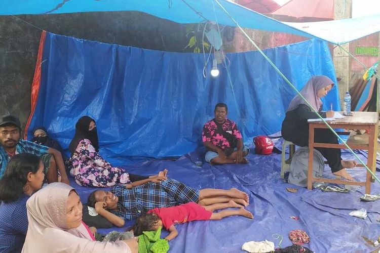 Sejumlah pengungsi termasuk ibu-ibu dan anak-anak memilih tidur di atas tanah beralaskan terpal tak jauh dari lokasi pengungsian korban kebakaran di kawasan Mardika, kecamatan Sirimau, kota Ambon, Rabu (14/12/2022). Stiap malam puluhan pengungsi terpaksa tidur di tempat ini karena tidak kebagian tenda