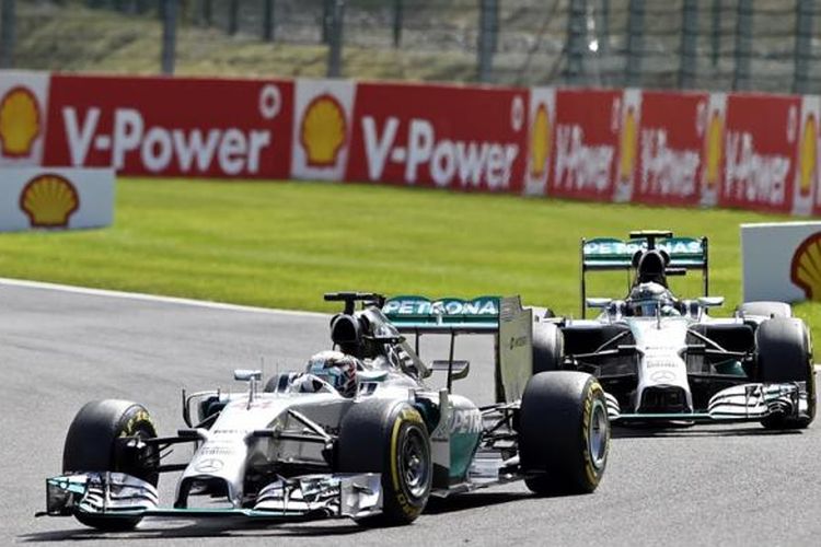 Pebalap Mercedes asal Inggris, Lewis Hamilton (depan) membalap di depan rekan satu timnya asal Jerman, Nico Rosberg (kanan), pada balapan GP Belgia di Sirkuit Spa-Francorchamps, Minggu (24/8/2014).