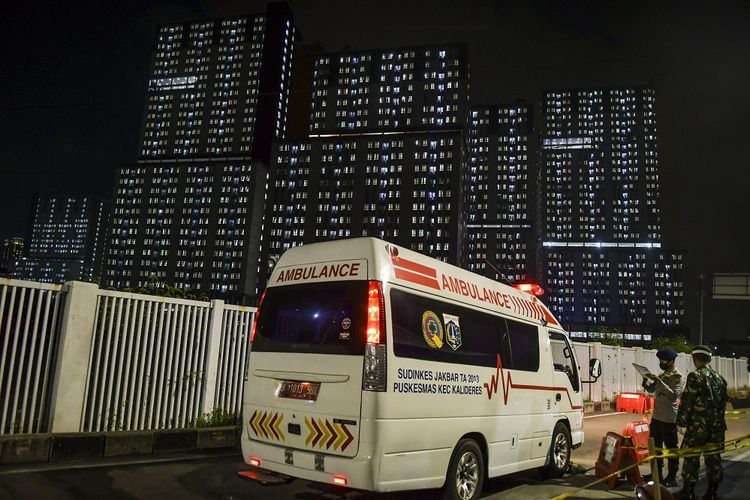 Petugas memeriksa berkas pasien COVID-19 saat tiba di IGD Rumah Sakit Darurat Penanganan COVID-19, Wisma Atlet Kemayoran, Jakarta, Kamis (10/9/2020). Data Satuan Tugas Penanganan COVID-19 per hari Kamis (10/9) pukul 12.00 WIB menyebutkan kasus positif COVID-19 bertambah 3.861 orang sehingga menjadi 207.203 orang, sementara kasus pasien sembuh COVID-19 bertambah 2.310 orang menjadi 147.510 orang.  ANTARA FOTO/Galih Pradipta/aww.