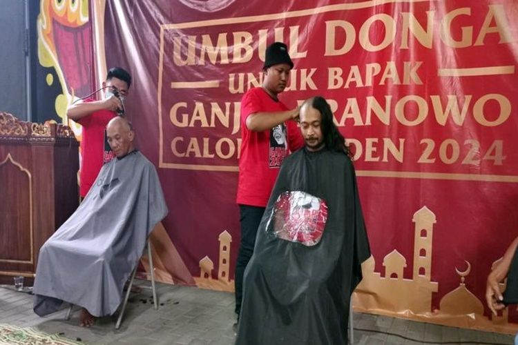 Usai Ganjar Pranowo diumumkan sebagai bakal capres dari PDI-P, sejumlah warga Desa Kagokan, Kecamatan Gatak, Kabupaten Sukoharjo, Jawa Tengah, mencukur gundul rambut mereka, Jumat (21/4/2023).