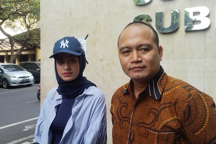 Mantan istri Rizal Djibran (bertopi) bersama kuasa hukumnya, Tris Harijanto ditemui di Ditreskrimum Polda Metro Jaya, Selasa (3/10/2023). 