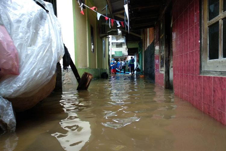 Kondisi kampung Luar Batang, Selasa (7/11/2017). Air masih menggenangi beberapa wilayah kampung tersebut akibat bocornya tanggul penahan air laut di belakang wilayah mereka