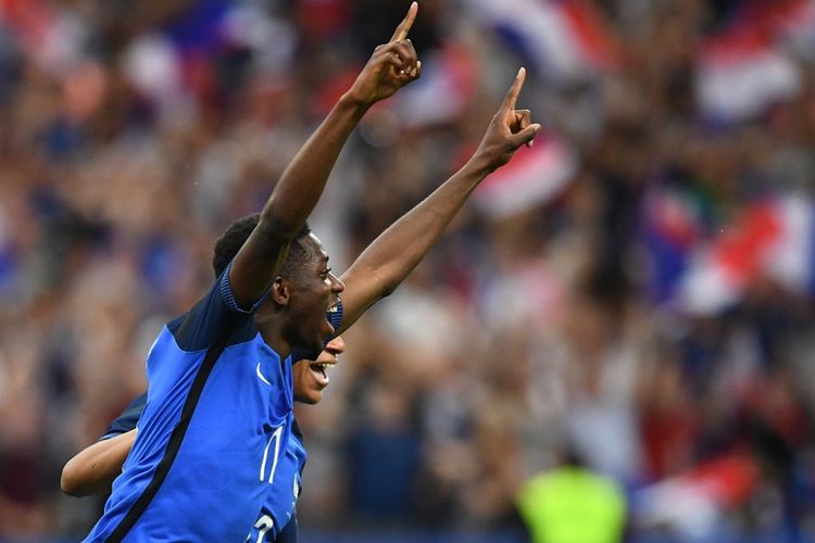 Ousmane Dembele merayakan gol Perancis ke gawang Inggris pada partai uji coba di Stade de France, Selasa (13/6/2017).