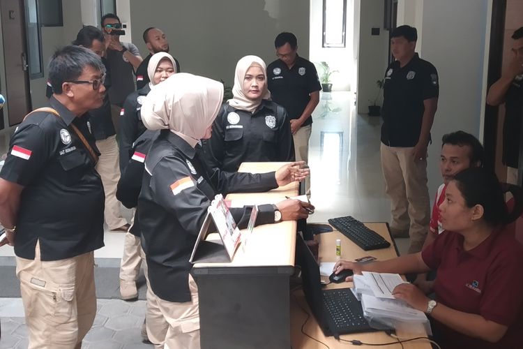 Petugas kepolisian melakukan razia narkoba di indekos eksklusif DParagon di Jalan Kahuripan Kelurahan Sumber, Kecamatan Banjarsari, Solo, Jawa Tengah, Senin (24/6/2019).