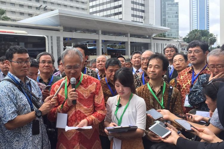 Duta Besar Jepang untuk Indonesia Masafumi Ishii (batik oranye) dan Wakil Menteri Pertanahan, Infrastruktur, Transportasi dan Pariwisata Jepang, Yasuhiro Shinohara (batik coklat) memberikan pernyataan kepada awak media setelah peresmian MRT di depan Stasiun Bundaran HI, Minggu (24/3/2019).