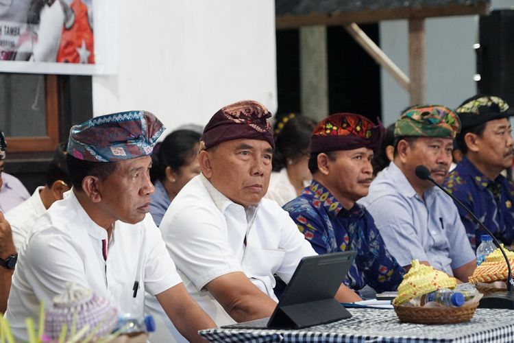 Bupati I Nengah Tamba dalam kunjungannya di Desa Tukadaya, Kecamatan Melaya, Selasa (17/10/2023).