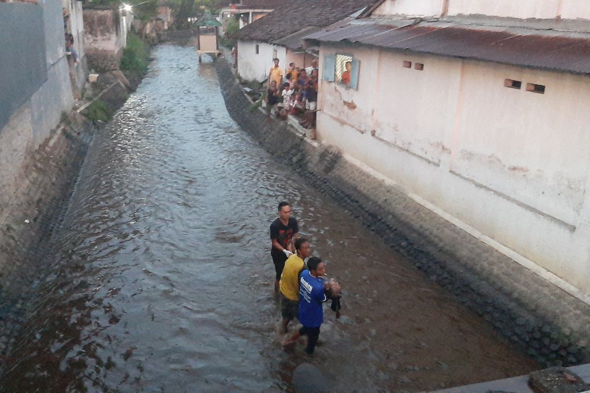 Proses evakuasi jenazah Sudariyanto di Sungai Temi, Senin (26/2/2024). Sudariyanto merupakan ketua RT yang diduga tewas karena hanyut di sungai tersebut.