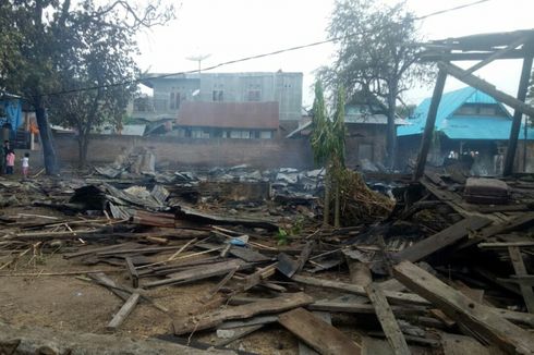 Akibat Arus Pendek Listrik, 4 Rumah Panggung di Bima Ludes Terbakar