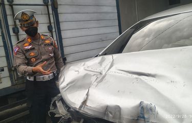 Kepala Sat Lantas Polres Sukabumi Kota AKP Tejo Reno Indratno saat menunjukkan barang bukti mobil Mitsubishi Xpander saat konferensi pers di Sukabumi, Jawa Barat, Rabu (28/9/2022).
