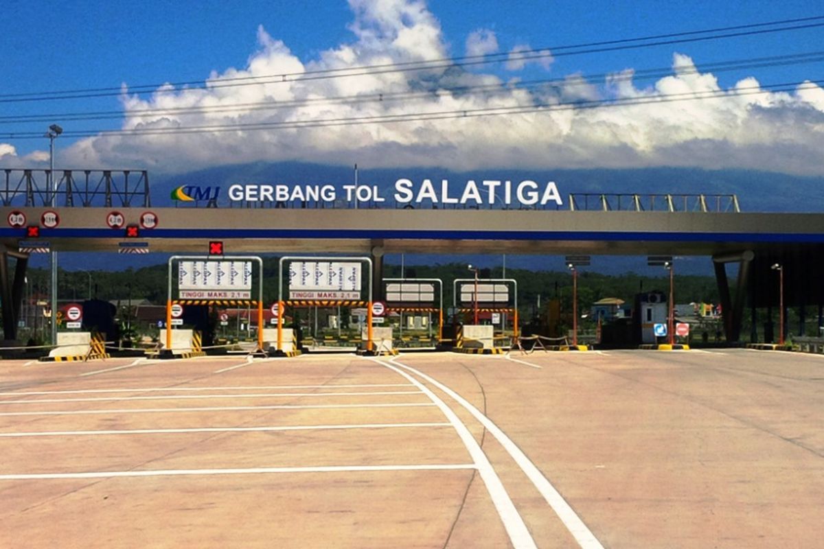 Gerbang Tol Salatiga di ujung ruas tol Bawen-Salatiga dengan pemandangan awan menutupi   Gunung Merbabu di Jawa Tengah, Senin (5/6/2017) siang.