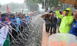 Diguyur Hujan, Gus Ipul Temui Ribuan Buruh yang Unjuk Rasa