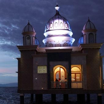 Masjid Arqam Babu Rahman, masjid terapung yang rusak akibat gempa dan tsunami Palu 2022.