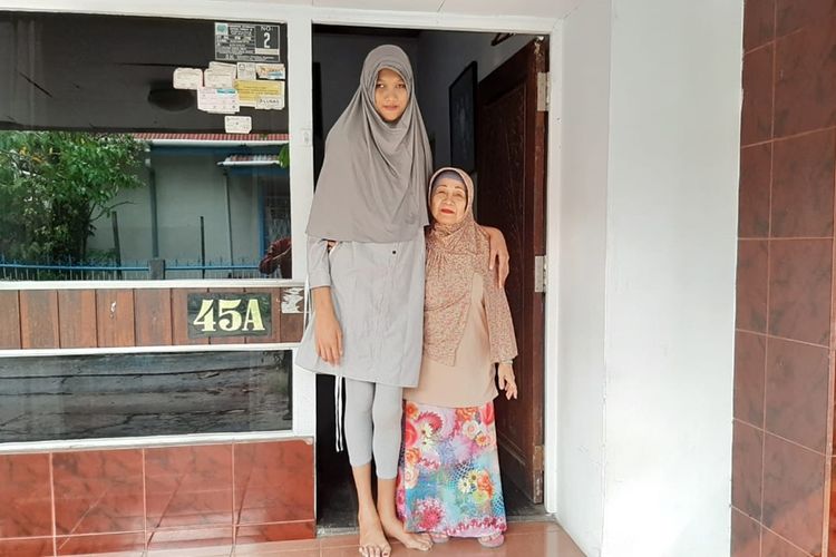 Gabby Andina (30), berfoto bersama ibunya Roeziawati Rusi di depan rumahnya, Jalan Merdeka, Kota Pontianak, Kalimantan Barat.