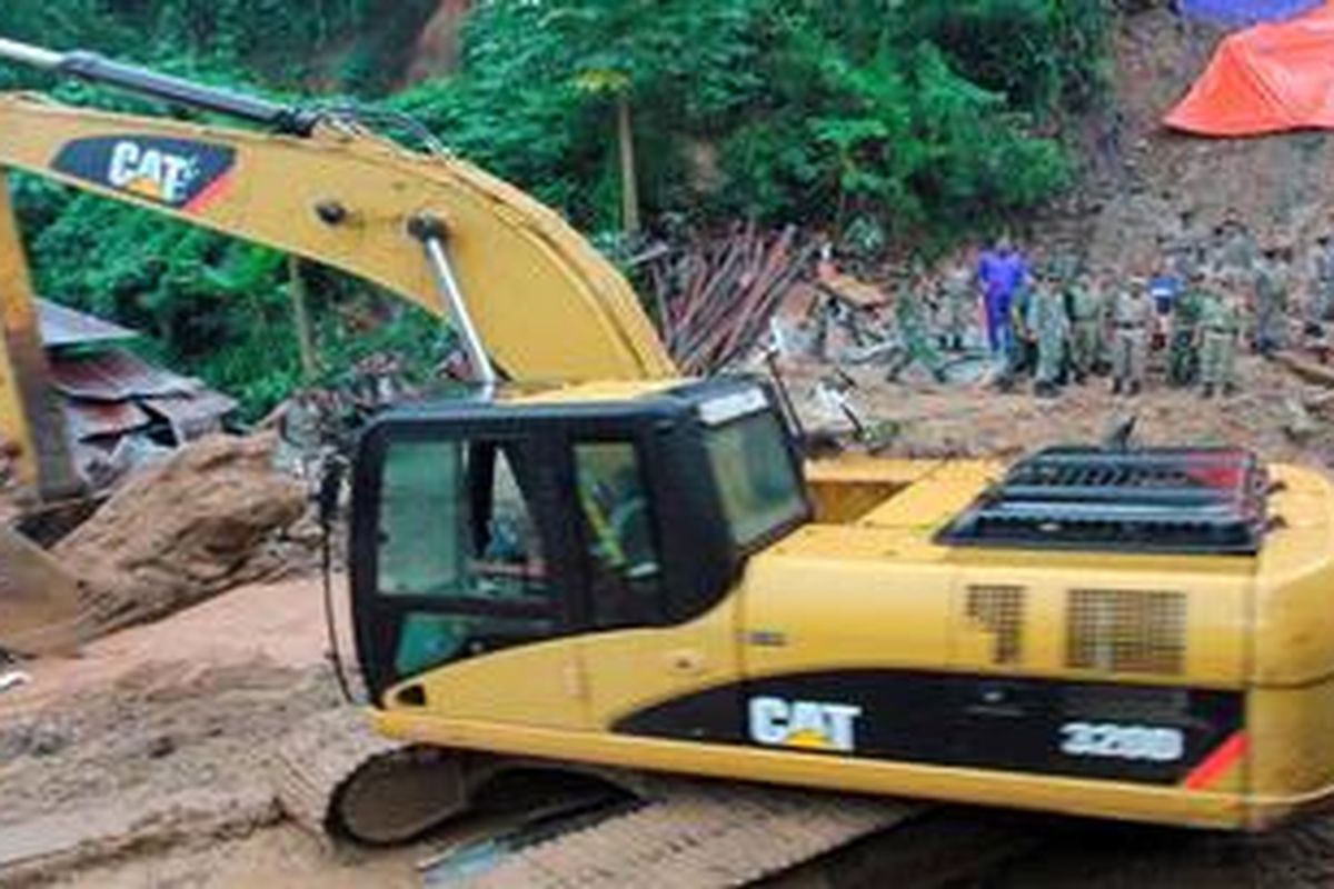 Ekskavator digunakan untuk mencari korban longsor di Karang Panjang, Kecamatan Sirimau, Ambon, Maluku, Rabu (20/6/2012). Hingga pukul 19.00 WIT, kemarin, satu dari 14 korban longsor belum ditemukan.  