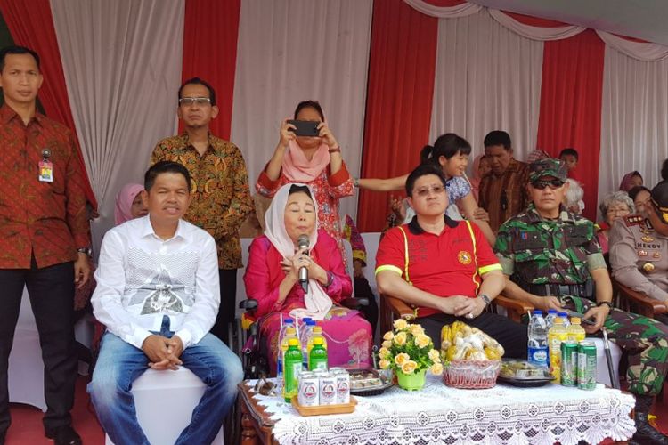Dedi Mulyadi bersama istri almarhum Abdurahman Wahid atau Gusdur, menghadiri acara Cap Go Meh di Kabupaten Karawang, Minggu (11/3/2018).