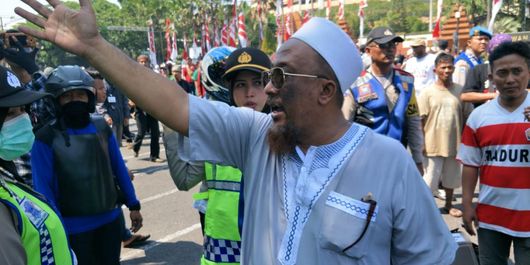 Pengurus masjid mengusir massa kedua kubu di Surabaya