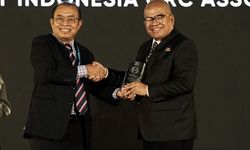 Integritas Nyata dalam Governansi, Komisaris Utama PGN Terima GRC Lifetime Achievement Award 2025